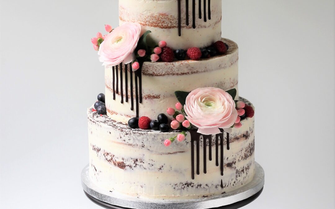 Semi-Naked Torte mit Drips, Blumen und Beeren