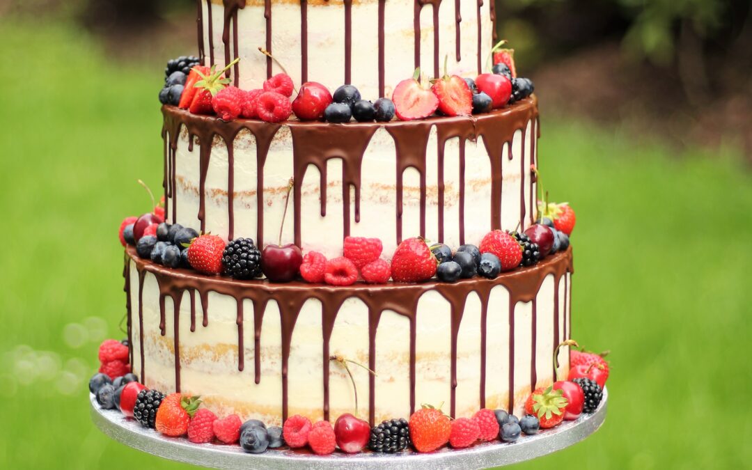 Semi-Naked Hochzeitstorte mit Drips und Beeren