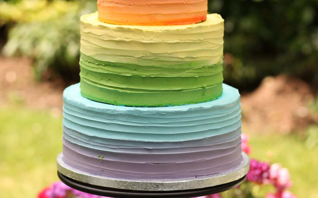 Creme Hochzeitstorte in Regenbogen Farben