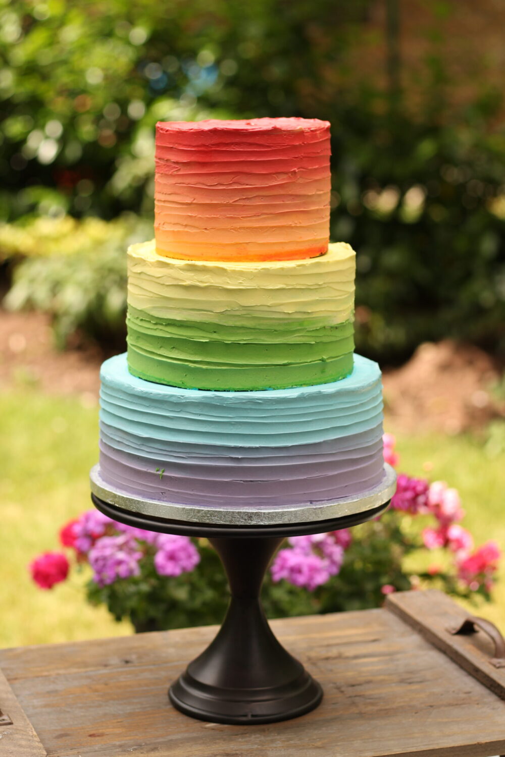 Creme Hochzeitstorte in Regenbogen Farben