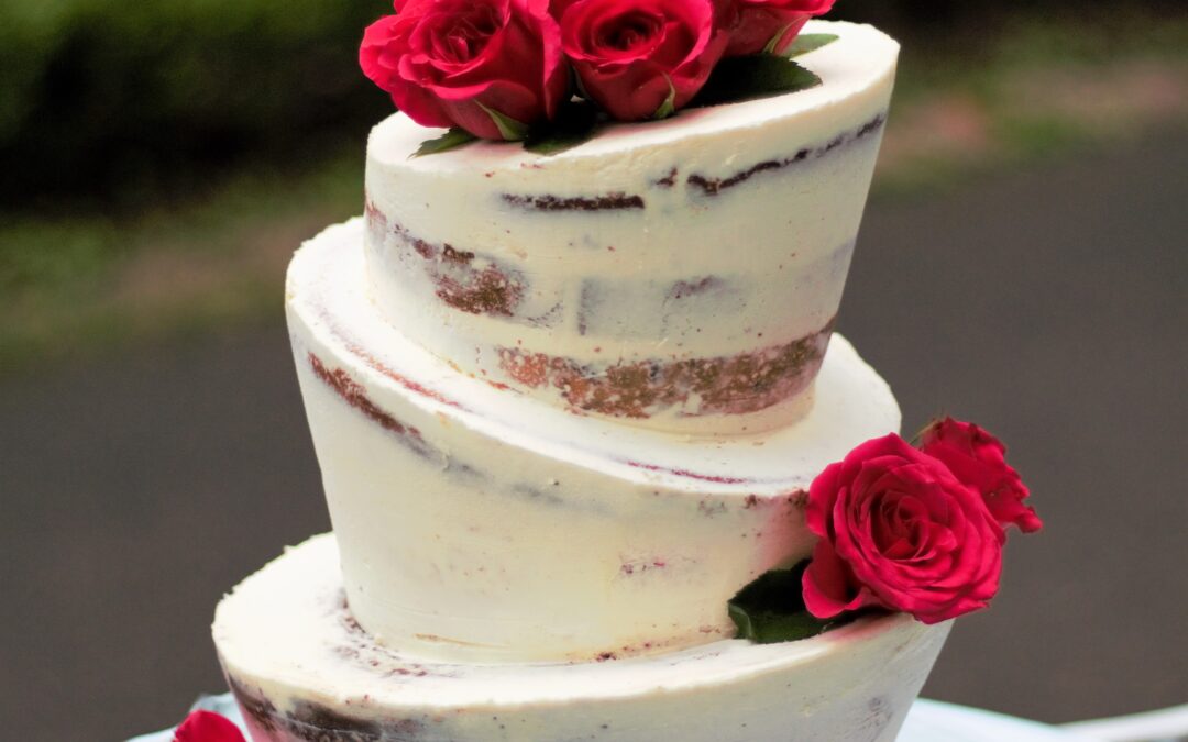 Topsy-Turvy Seminaked Torte mit Blumen