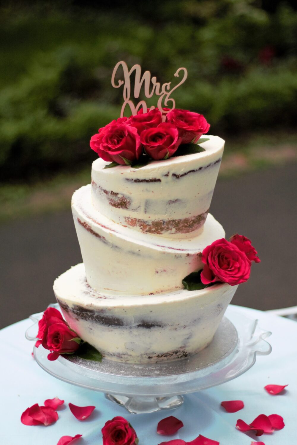 Topsy-Turvy Seminaked Torte mit Blumen