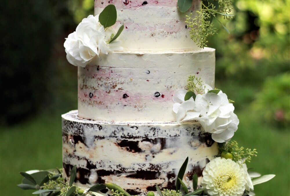 Semi-Naked Torte mit Blumen Dekoration