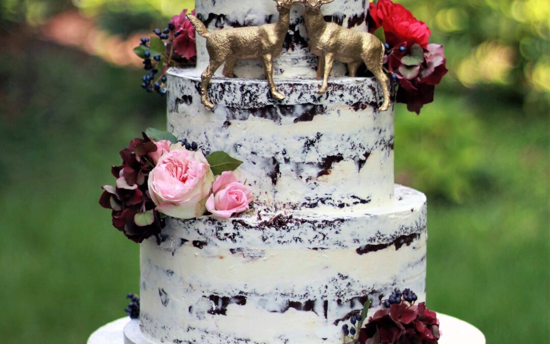 Semi-Naked Hochzeitstorte mit Blumen und Dekofiguren