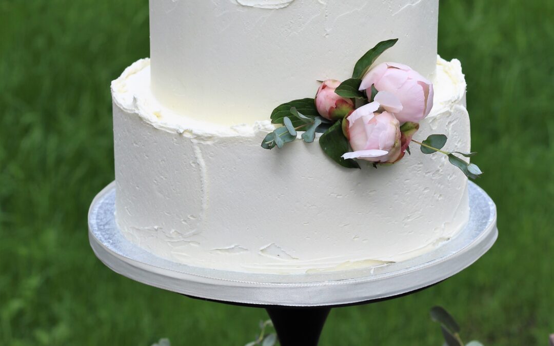 Creme Torte glatt gespachtelt mit Blumen