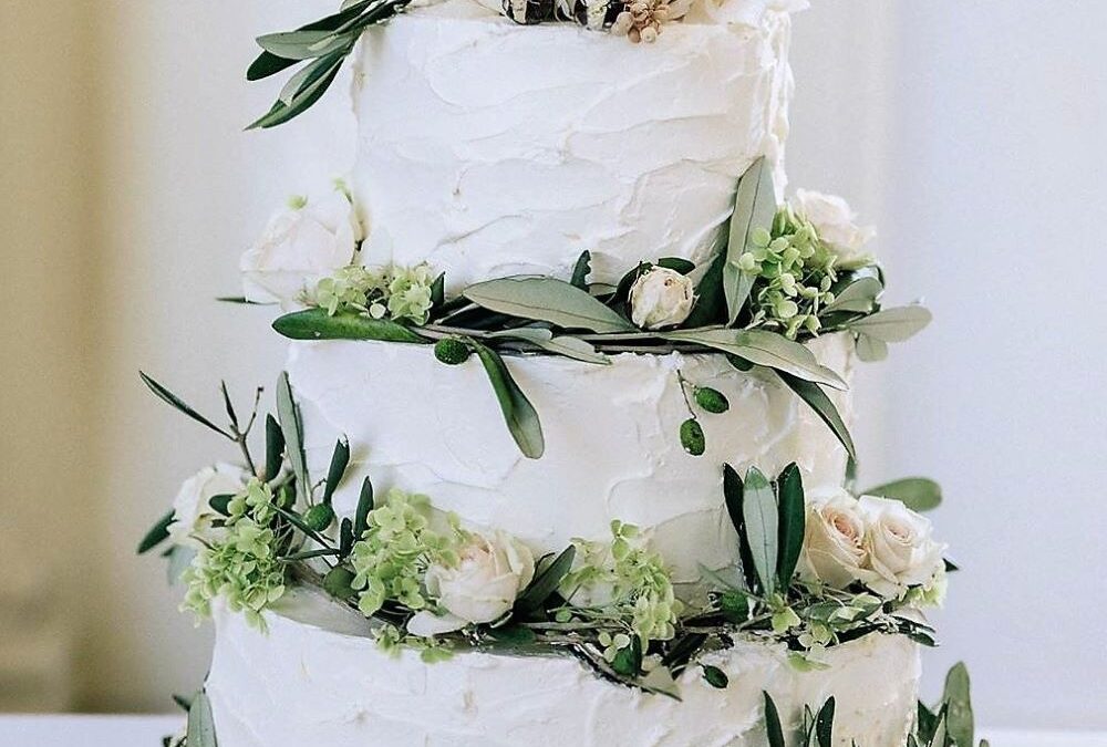 Creme Torte mit Blumen