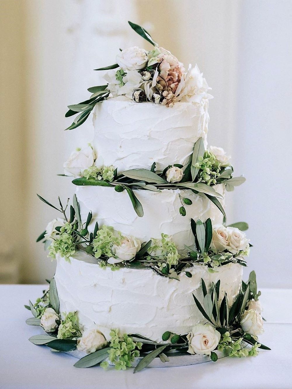 Creme Torte mit Blumen