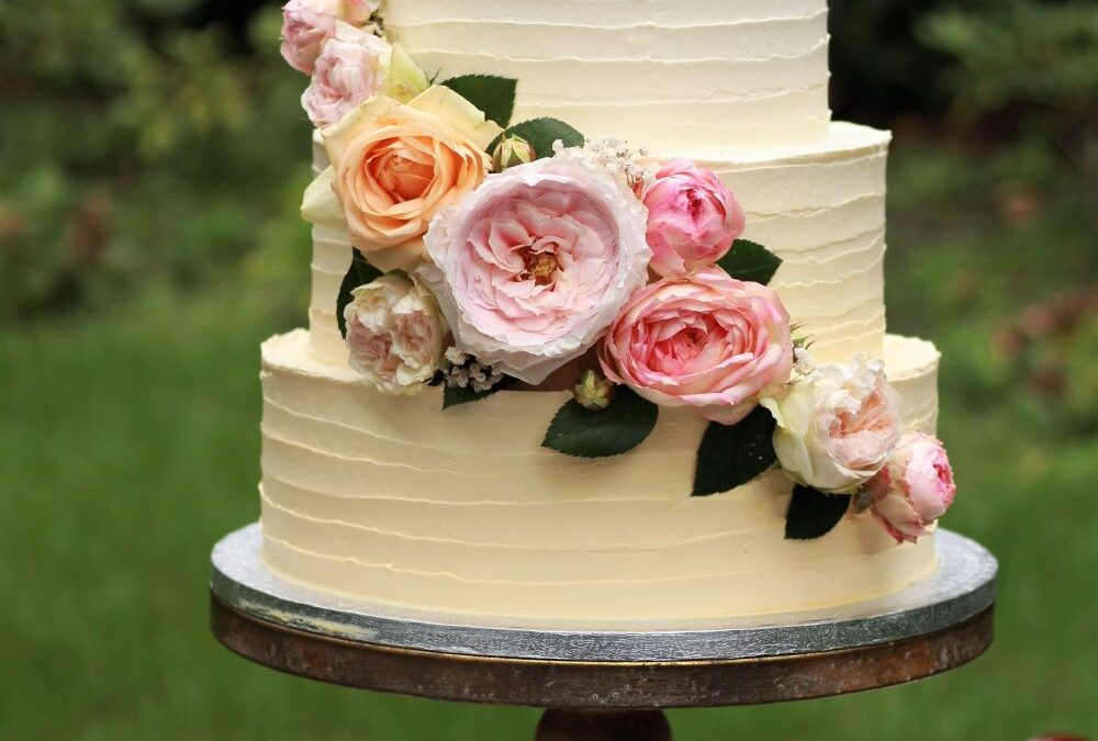 Creme Torte mit Rosen