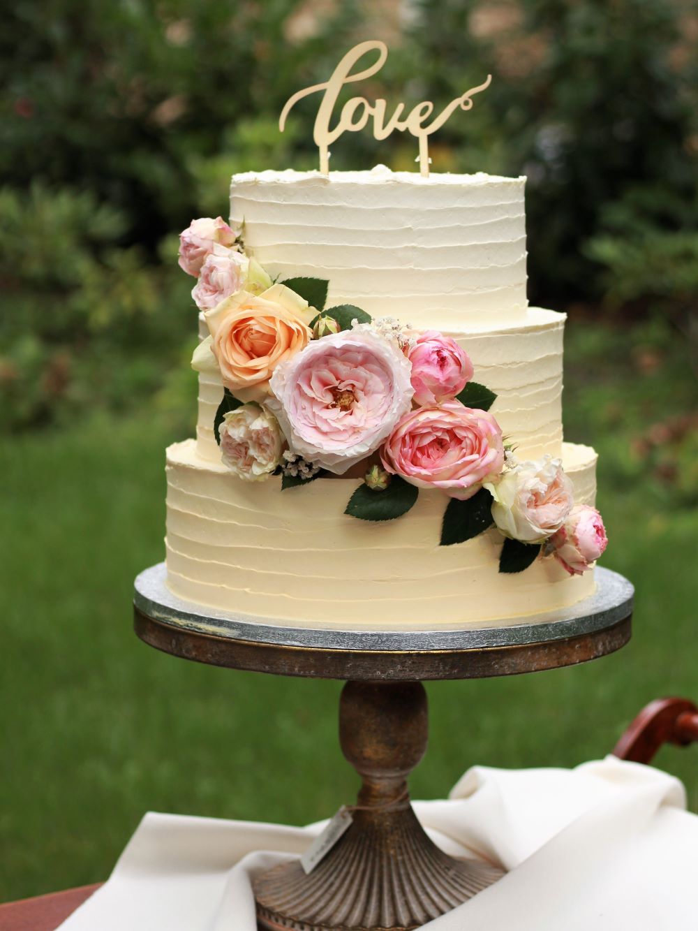 Creme Torte mit Rosen