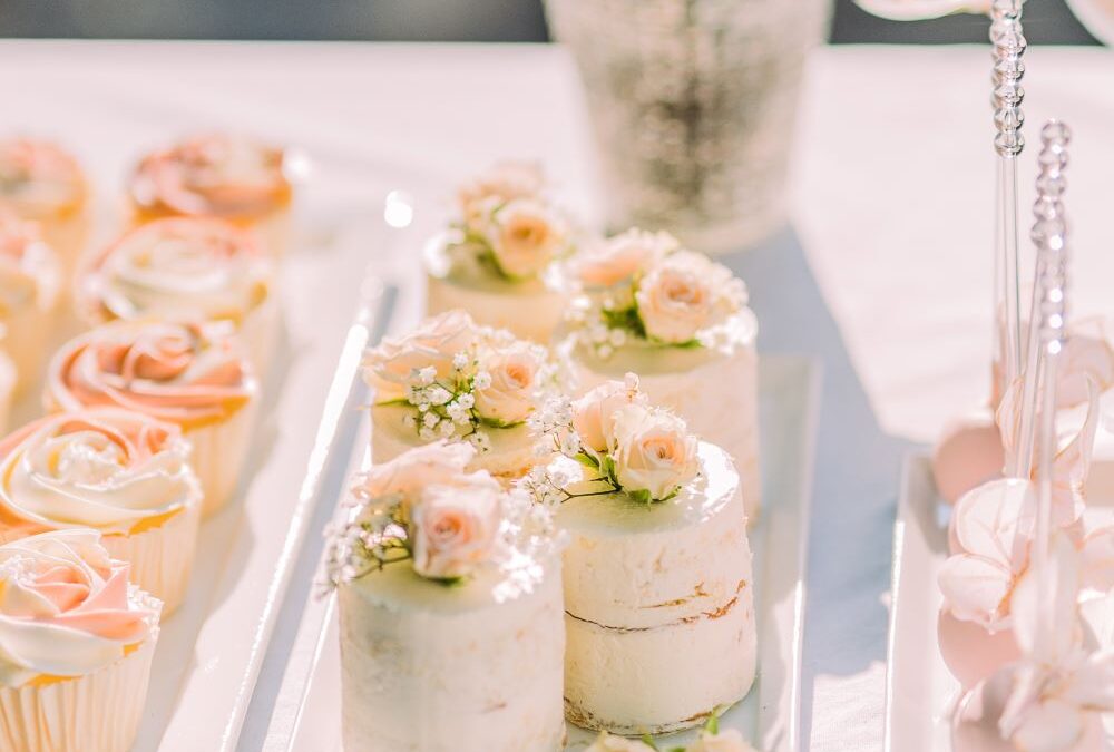 MINI CAKES MIT ROSEN