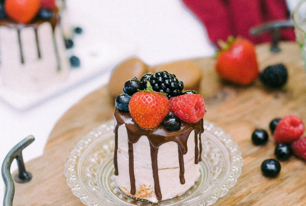 MINI CAKE DRIP UND BEEREN