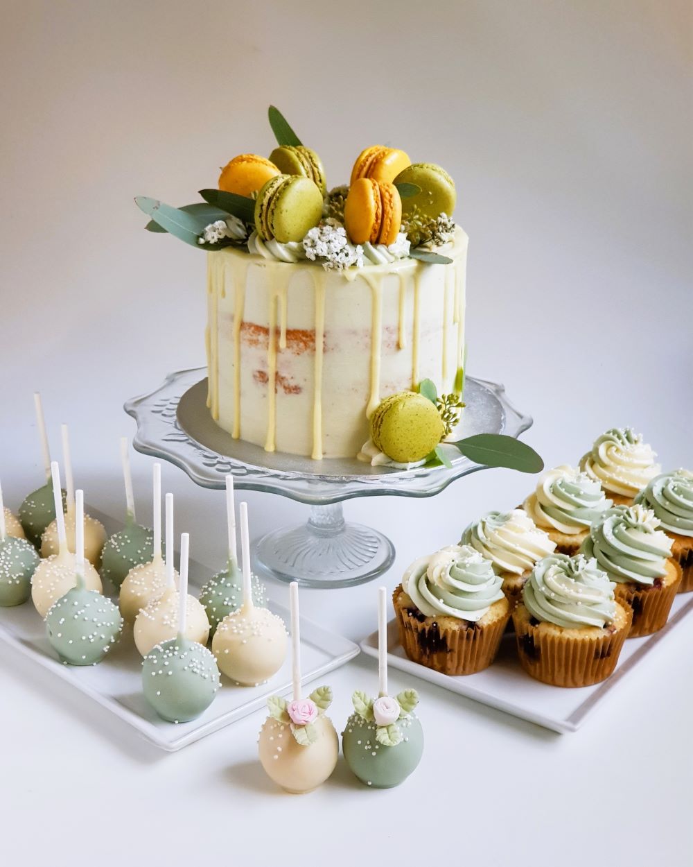 GEBURTSTAGSTORTE MIT MACARON KRONE